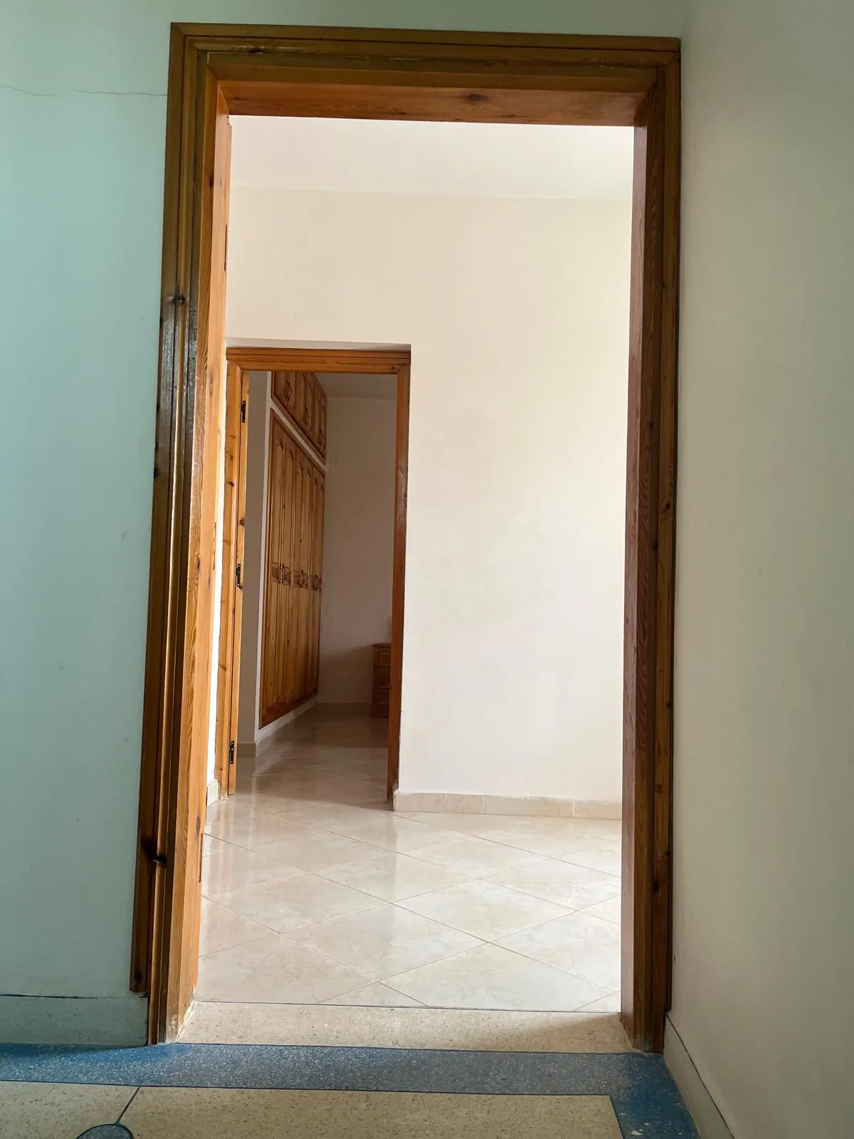 Couloir intérieur lumineux de la villa à Bni Yakhlef