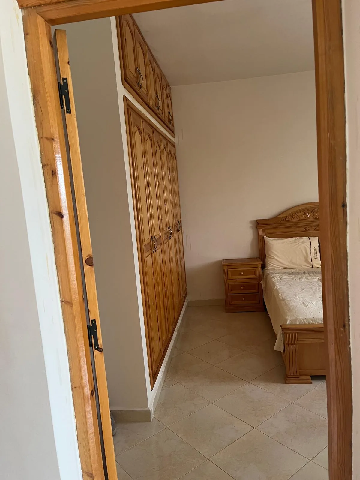 Chambre avec grands placards intégrés en bois