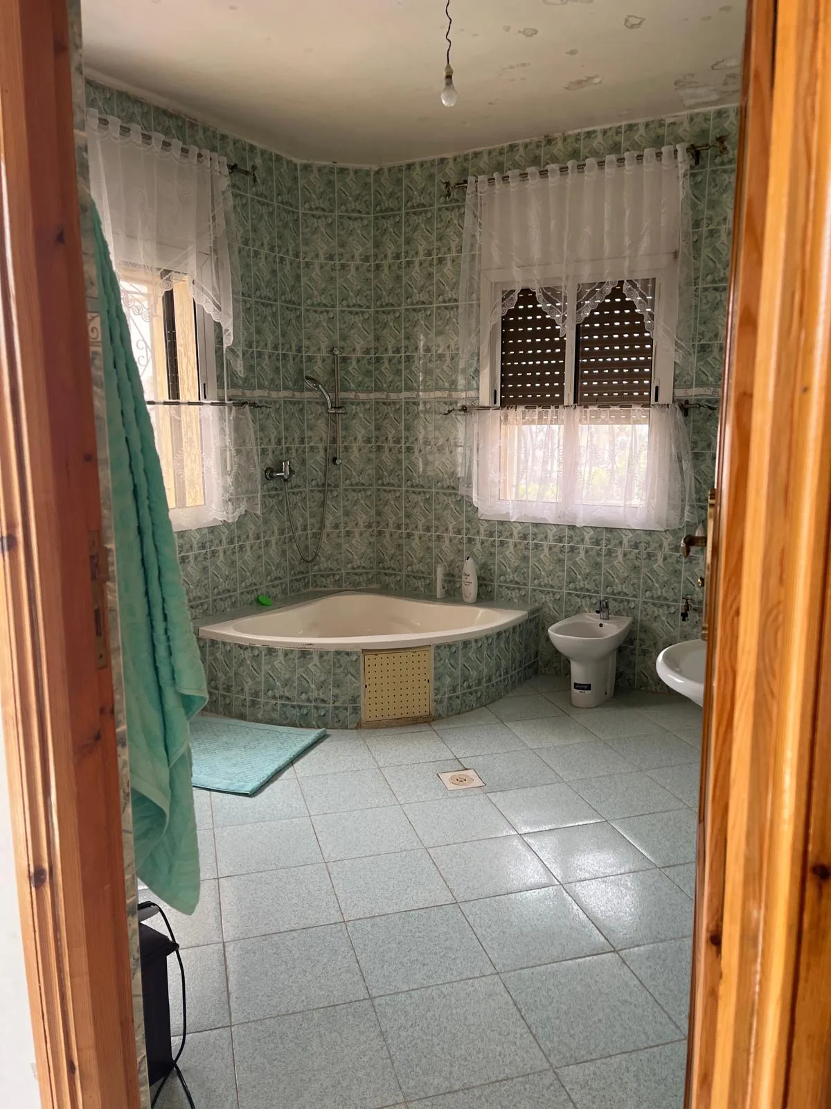 Salle de bain avec baignoire d'angle
