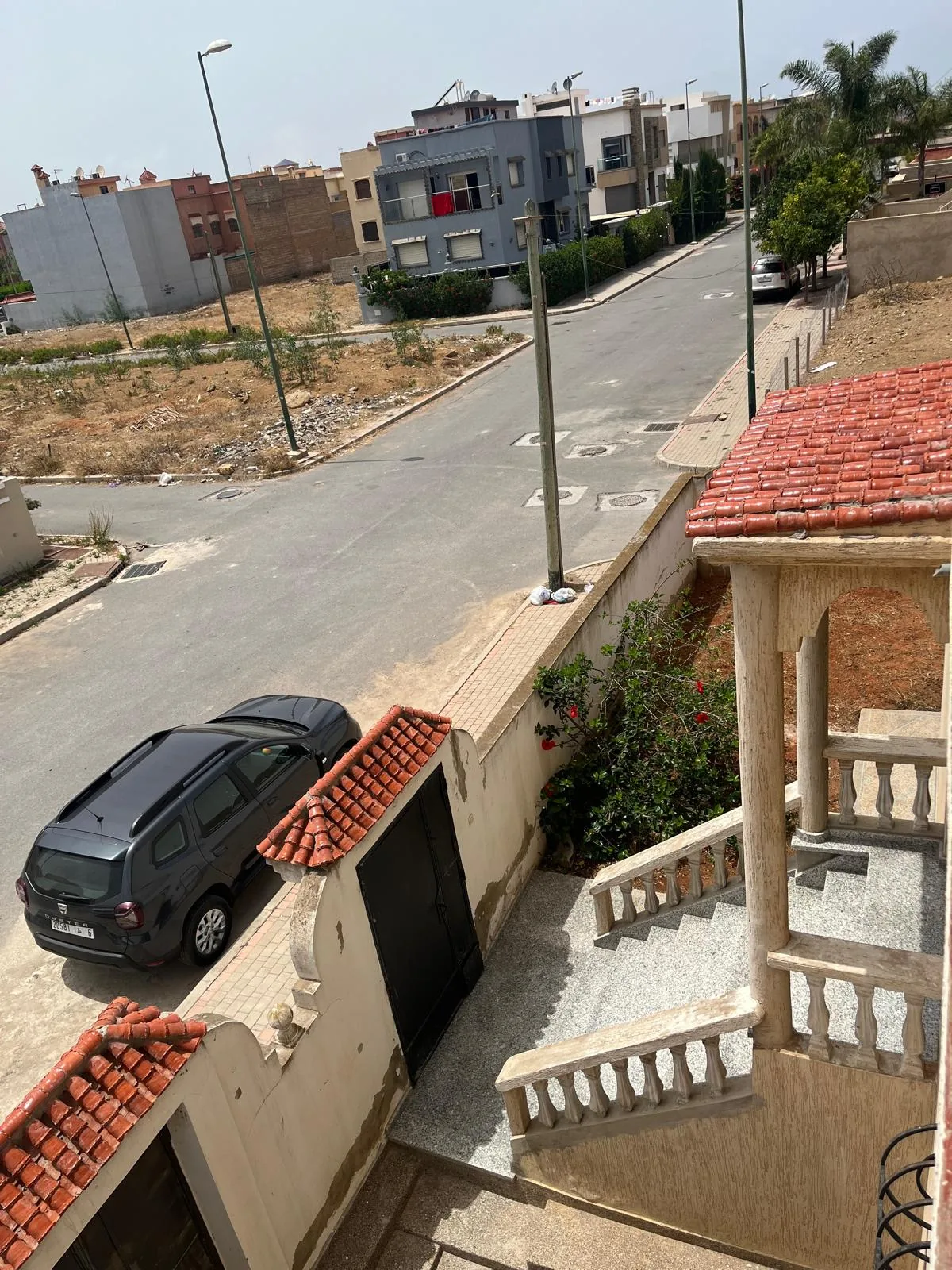 Vue extérieure sur l'entrée et le quartier