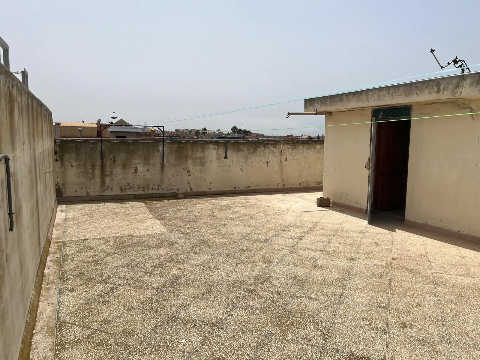 Grande terrasse avec pièce supplémentaire