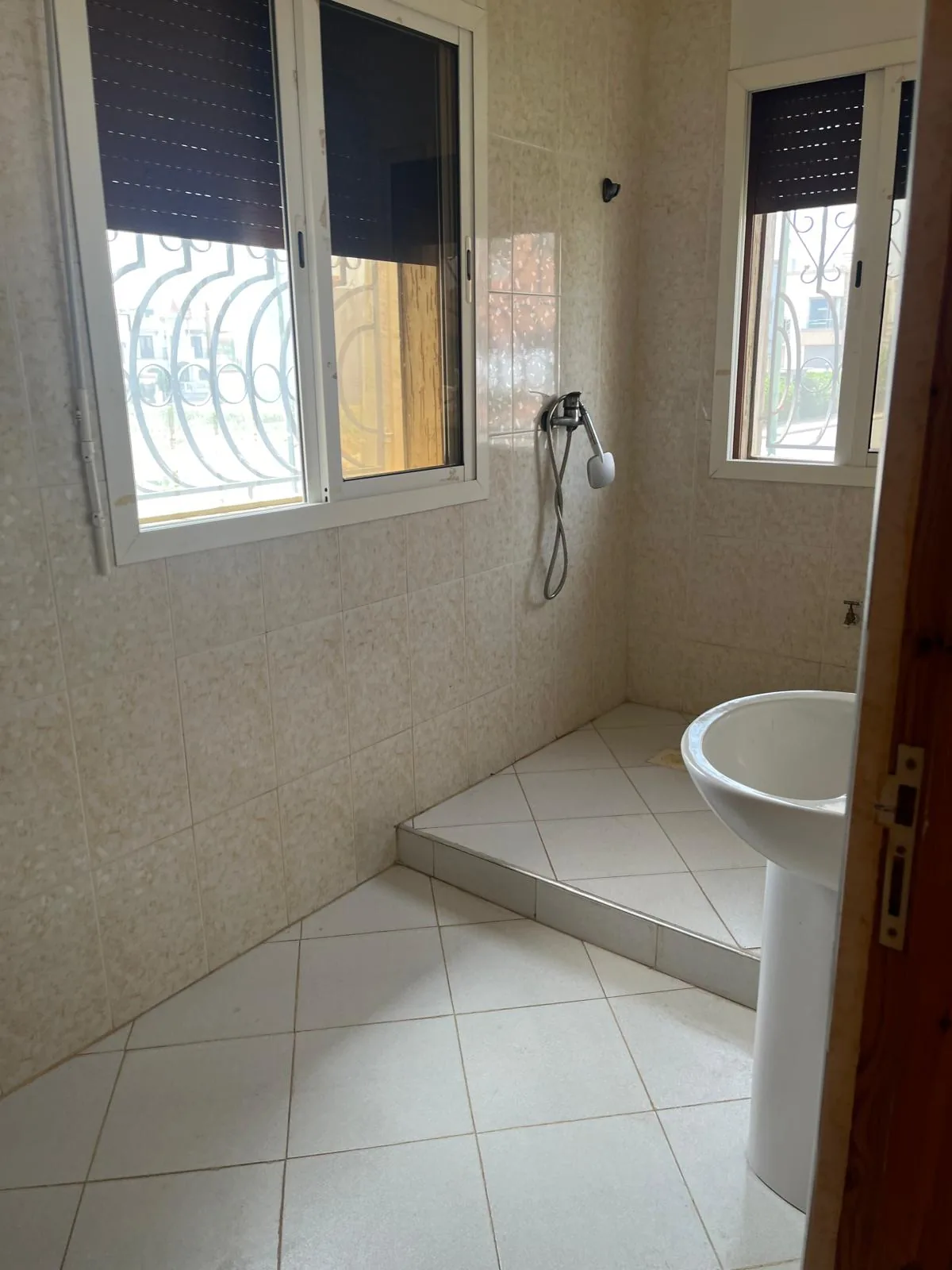 Salle de bain avec douche