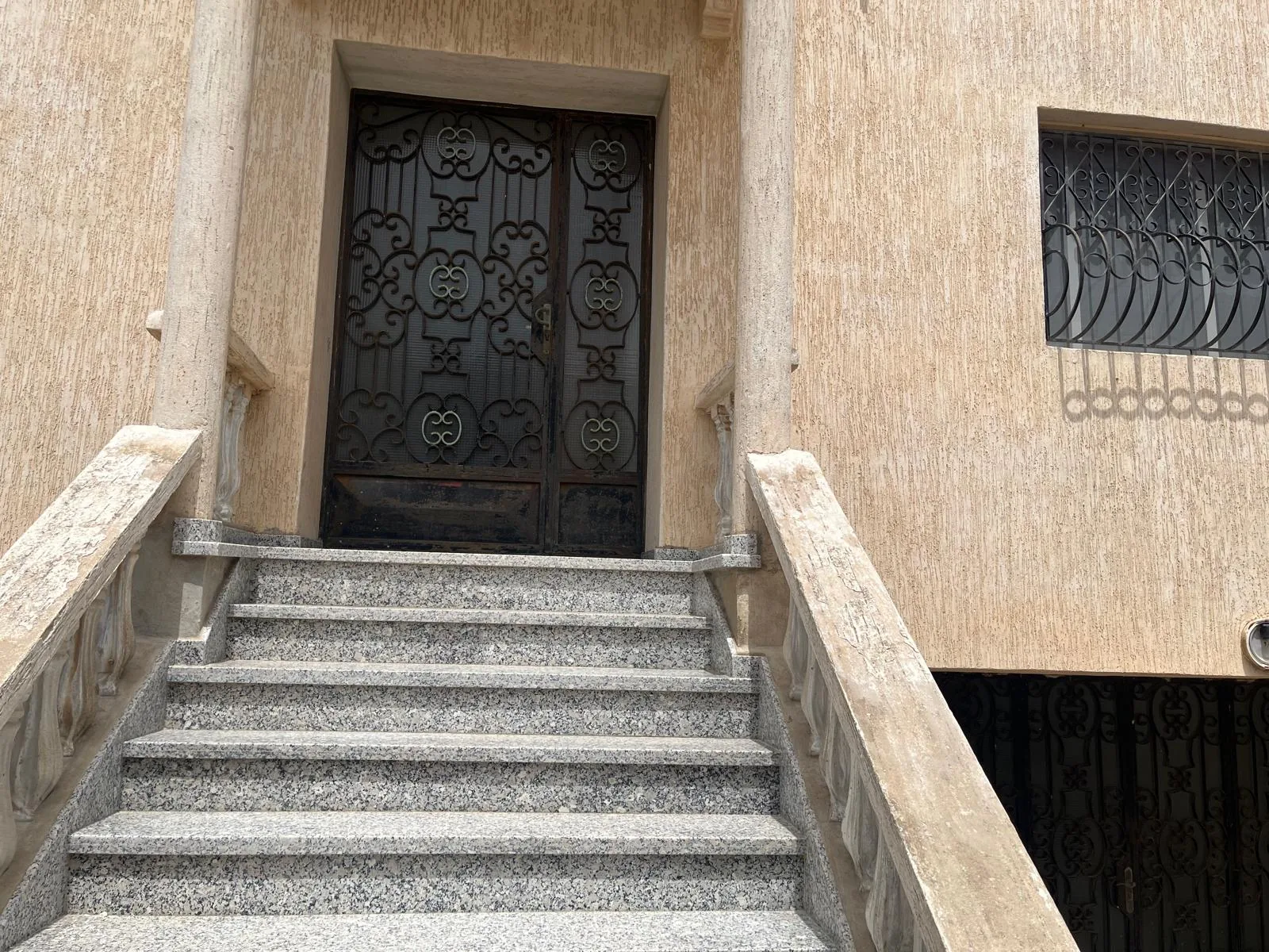Entrée principale de la villa à Bni Yakhlef