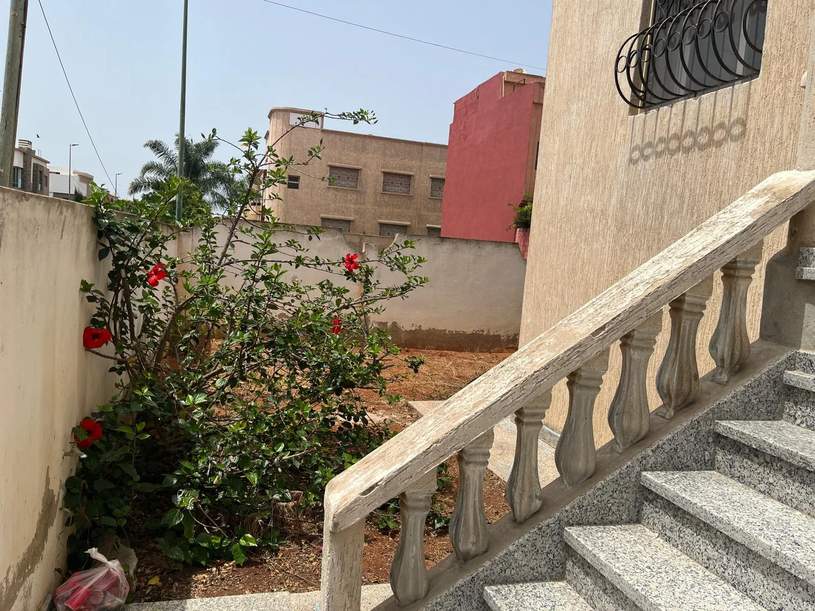 Jardin et escalier extérieur de la villa